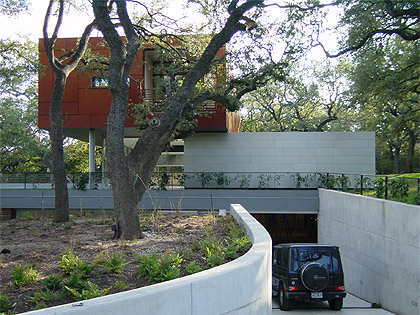 Floating Box House, Grage